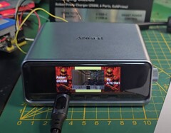 Le chargeur rapide Anker Prime fonctionne plutôt bien, ce qui n&#039;est pas une surprise. (Source de l&#039;image : Aaron Christophel via YouTube)