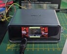 Le chargeur rapide Anker Prime fonctionne plutôt bien, ce qui n'est pas une surprise. (Source de l'image : Aaron Christophel via YouTube)