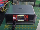Le chargeur rapide Anker Prime fonctionne plutôt bien, ce qui n'est pas une surprise. (Source de l'image : Aaron Christophel via YouTube)