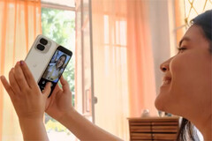 Le Pixel 9 Pro Fold reflète son prédécesseur avec des options de couleur Obsidienne et Porcelaine. (Source de l'image : Google)