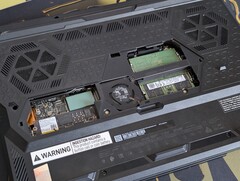 Raider 16 HX Max avec le panneau inférieur retiré révélant les emplacements SODIMM et SSD