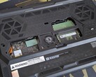 Raider 16 HX Max avec le panneau inférieur retiré révélant les emplacements SODIMM et SSD