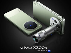 Une photo du Vivo X300s avec son accessoire officiel, le téléconvertisseur.