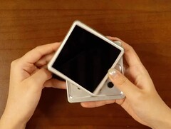 Le dernier ordinateur de poche rétro d'Anbernic fait pivoter l'écran pour exposer les boutons.