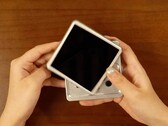 Le dernier ordinateur de poche rétro d'Anbernic fait pivoter l'écran pour exposer les boutons.