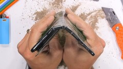 Le Pixel Fold a échoué aux tests de JerryRigEverything pour les mêmes raisons que les autres flagships Pixel récents. (Source de l'image : JerryRigEverything via @sondesix)