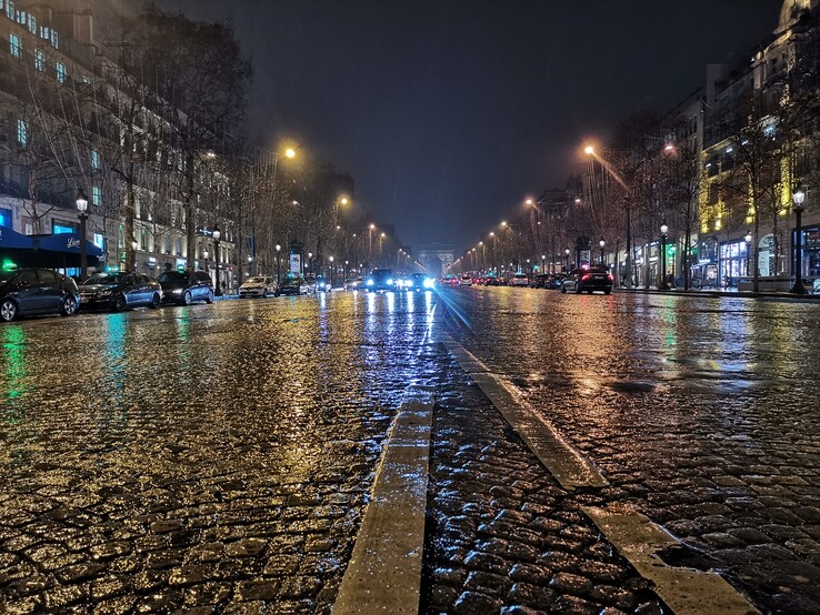 Une photo de nuit avec le capteur photo arrière de 48 MP du Honor View 20.