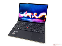 Examen : Lenovo ThinkPad Z13 G1 OLED. Unité d'essai fournie par Lenovo Allemagne