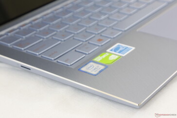 Angles et bords tranchants sur tout le ZenBook UX392. Certification MIL-STD-810G avec cinq tests différents.