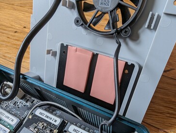 Chaque emplacement de disque SSD dispose de son propre coussin thermique fixé à un dissipateur de chaleur plus grand sur le support du ventilateur