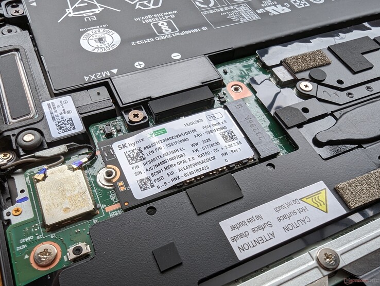 SSD M.2 2242 NVMe court. Il n'y a pas de prise en charge des disques SSD 2280