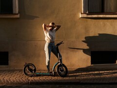 Le scooter électrique pliant SWAN est équipé de roues plus larges de 16 pouces. (Source de l&#039;image : SWAN)