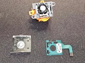 Démontage de la Nintendo Switch 2 Joy-Con 2 montrant les composants du stick analogique. (Source de l'image : moshi_yo sur Reddit)
