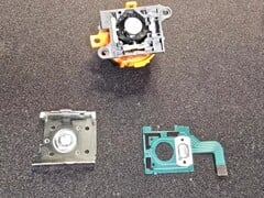 Démontage de la Nintendo Switch 2 Joy-Con 2 montrant les composants du stick analogique. (Source de l&#039;image : moshi_yo sur Reddit)