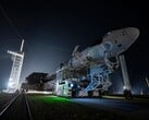 La fusée Falcon 9 et le vaisseau spatial Dragon de SpaceX en route vers le pas de tir (Image source : SpaceX)