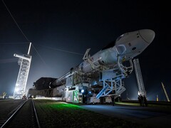 La fusée Falcon 9 et le vaisseau spatial Dragon de SpaceX en route vers le pas de tir (Image source : SpaceX)