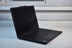 Une efficacité maximale : Le Lenovo ThinkPad T14s Gen 6 montre pourquoi Lunar Lake est le choix idéal pour les ordinateurs portables professionnels : Lenovo ThinkPad T14s Gen 6 (Source de l'image : Benjamin Herzig/Notebookcheck.com)