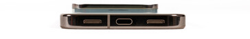 Bas : Haut-parleur, port USB 3.2, microphone