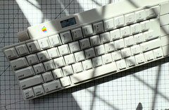 Ce clavier Apple de 1986 est sans fil et dispose d'un écran OLED intégré et d'un bouton rotatif. (Source de l'image : mtt sur YouTube)