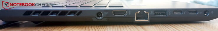 À gauche : AC, HDMI 2.1 TMDS, GigabitLAN, USB-A 3.2 Gen2, USB-C/Thunderbolt 4 (incl. DP et PD), USB-C 3.2 Gen2 (incl. DP et PD), port pour casque d'écoute