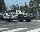 La version finale de production du Cybertruck a été aperçue avec un habillage camouflage, bien qu'il n'y ait pas grand-chose à imaginer de toute façon. (Source de l'image : @ya78756632 sur Twitter)