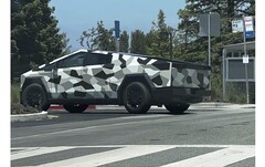 La version finale de production du Cybertruck a été aperçue avec un habillage camouflage, bien qu&#039;il n&#039;y ait pas grand-chose à imaginer de toute façon. (Source de l&#039;image : @ya78756632 sur Twitter)