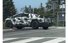 La version finale de production du Cybertruck a été aperçue avec un habillage camouflage, bien qu'il n'y ait pas grand-chose à imaginer de toute façon. (Source de l'image : @ya78756632 sur Twitter)