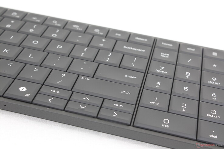 Le clavier rétroéclairé résistant aux éclaboussures et doté d'un pavé numérique est agréable à utiliser, à l'exception des touches fléchées de taille réduite