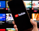Smartphone avec l'application YouTube. (Source de l'image : noyb)