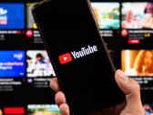 Smartphone avec l'application YouTube. (Source de l'image : noyb)
