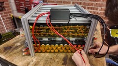 Une image du bloc-batterie fabriqué à partir de batteries de vapes (Source de l'image : Chris Doel, capture d'écran)