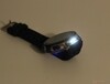 Une lampe de poche assez puissante est intégrée dans la partie supérieure du boîtier