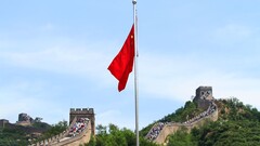 Le drapeau chinois avec la Grande Muraille de Chine en arrière-plan