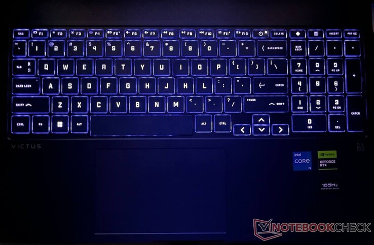Le clavier est rétroéclairé et les couleurs peuvent être personnalisées via une application
