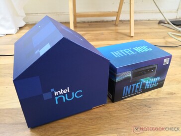 La boîte NUC 11 (à gauche) est nettement plus grande que la boîte NUC 10 (à droite)