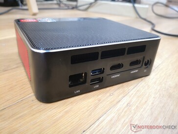 Arrière : Gigabit RJ-45, 2x USB 3.0, 2x HDMI 2.0, adaptateur secteur