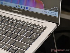 Asus ExpertBook P5 : A droite