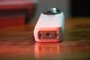 L'Insta360 X5 est désormais doté d'un système de fixation magnétique (Source de l'image : Abhinav Fating/Notebookcheck)