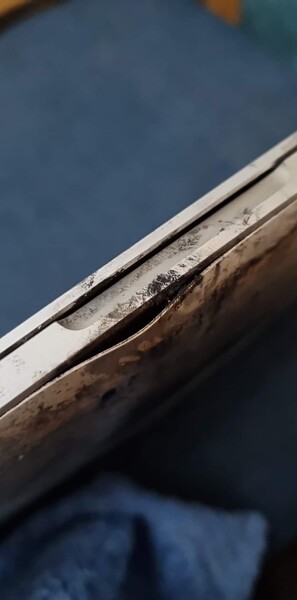 MacBook Pro 15 pouces endommagé par le feu. (Image source : U/Squeezieful)