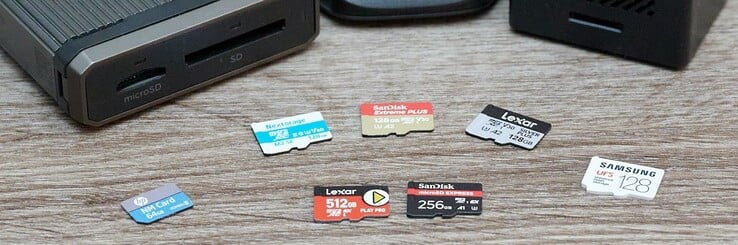Le terrain d'essai : Deux cartes MicroSD Express contre trois cartes UHS. Le Sony Tough est absent, car il a été utilisé pour la prise de vue. A l'extérieur : Deux formats de cartes mémoire relativement nouveaux qui n'ont pas réussi à s'imposer. (S