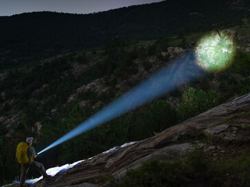 L'Olight Marauder 3 dispose d'un faisceau lumineux pouvant atteindre une distance supérieure à dix terrains de football.