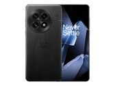 Le OnePlus 13 (photo) est doté d'un écran légèrement incurvé. (Source de l'image : OnePlus)