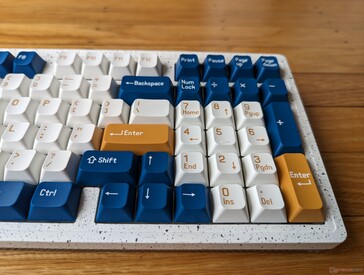 Les touches NumPad et les touches fléchées sont plus rapprochées que sur les claviers de taille normale