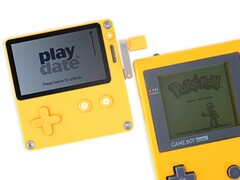 Panic termine la Playdate en jaune, comme la Gameboy Pocket ou Color. (Image source : iFixit)