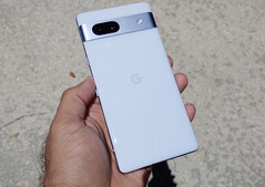 Le Pixel 7a dans sa finition bleu arctique. (Source de l'image : Munchy)