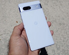 Le Pixel 7a dans sa finition bleu arctique. (Source de l'image : Munchy)