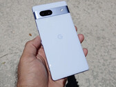 Le Pixel 7a dans sa finition bleu arctique. (Source de l'image : Munchy)
