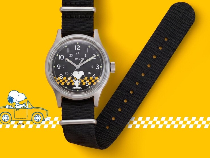 Montre Peanuts x Timex MK1 dotée d'un cadran noir représentant Snoopy et d'un motif à carreaux jaunes et noirs, présentée avec son bracelet en tissu noir sur fond jaune.