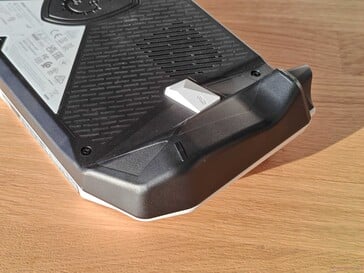 La version AMD a un châssis plus anguleux... (source de l'image : Notebookcheck)