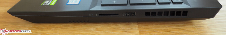 Côté droit : lecteur de carte SD, USB 3.0.